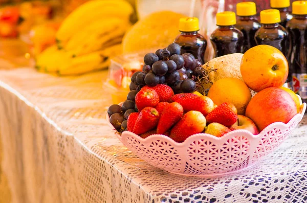 Primer plano de una ensalada de frutas saludables sobre una bandeja de plástico blanco —  Fotos de Stock