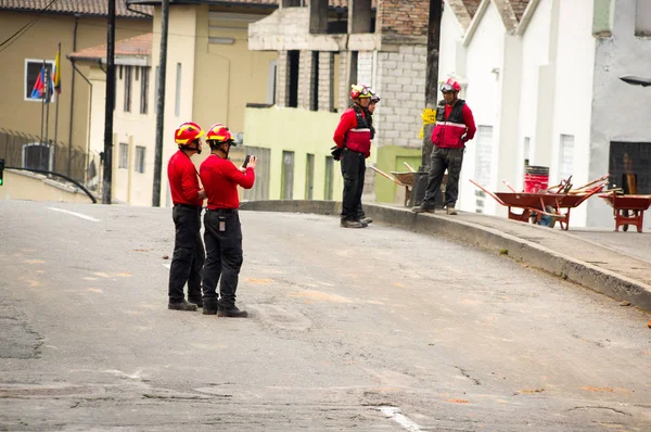 Quito, Ecuador - 09 de diciembre de 2016: Un grupo no identificado de bomberos felices con equipo en las calles — Foto de Stock