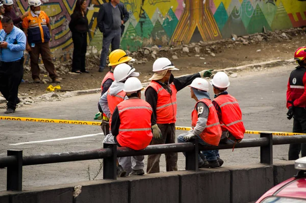 Quito, Ecuador - 09 de diciembre de 2016: Un grupo no identificado de bomberos felices con equipo, casco, gafas de trabajo y máscara, en las calles —  Fotos de Stock