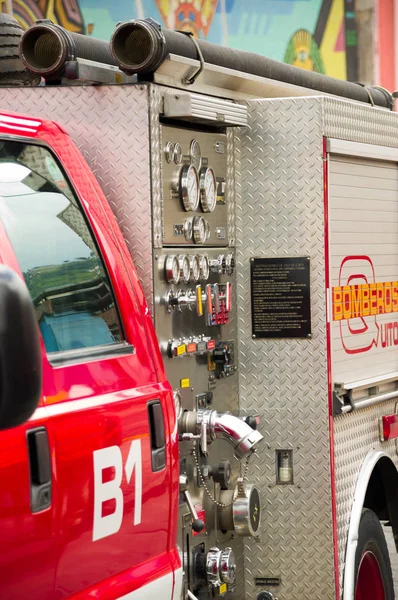 Quito, Equador - 09 de dezembro de 2016: Fechar o estacionamento de um caminhão de bombeiros nas ruas de Quito — Fotografia de Stock