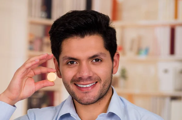 Usmívající se muž drží v ruce pilulku Šumivá tableta — Stock fotografie