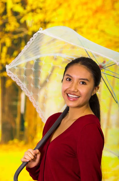 Młoda kobieta szczęśliwa z parasolem, w czerwonym swetrze autum piękny park — Zdjęcie stockowe