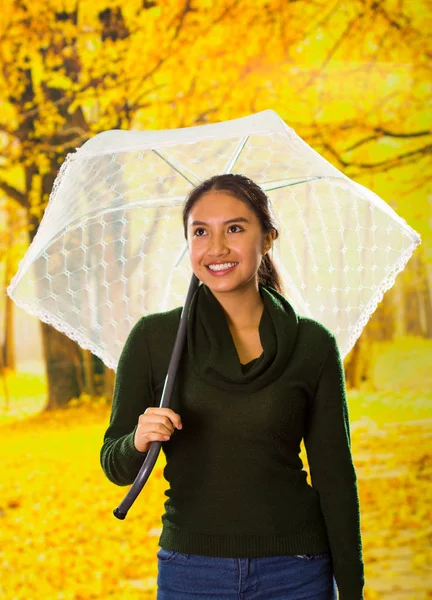 Молодая женщина с зонтиком в красивом автопарке — стоковое фото