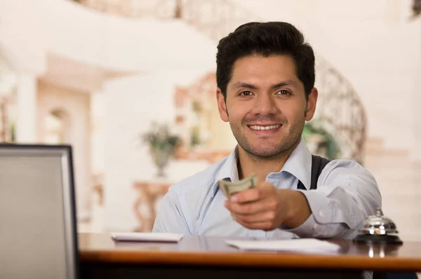 Convidado sorridente pagar a conta do hotel — Fotografia de Stock