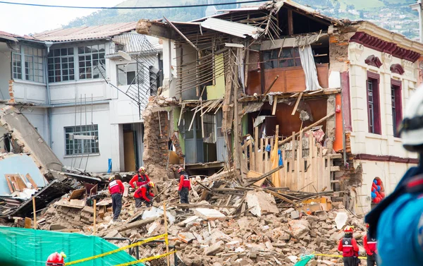 Quito, Ekvator - 09 Aralık 2016: Firemans hasar alan ve yıkım, yangından Inferno binalarda sonra enkaz Temizleme, kimliği belirsiz bir gurup