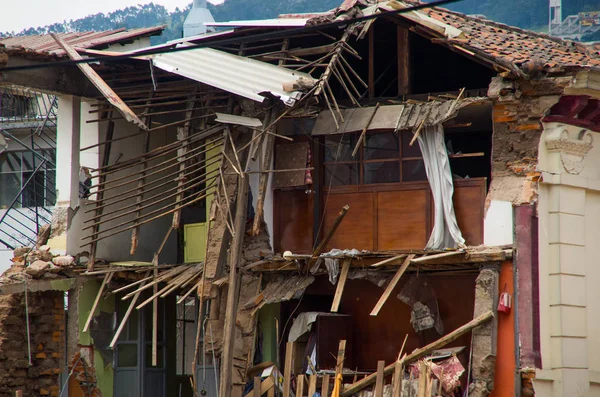 Quito şehirde bina tamamen harap tuğla