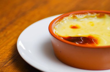 Ahşap masa üzerinde bir güveç servis Türk geleneksel süt tarzı sütlaç sutlac, yakın çekim