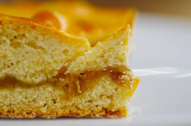 Beyaz bir plaka üzerinde bir lezzetli ev yapımı ananas pasta yakın çekim