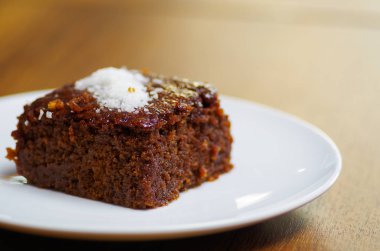Ahşap masa üzerinde plaka üzerinde lezzetli çikolatalı kek