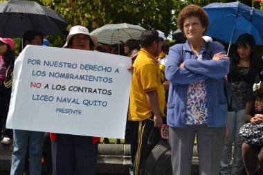 Quito, Ekvator - 07 Mayıs 2017: Ekvador devlet tarafından tayin ve değil sözleşme ile insana yakışır iş almak için bir kimliği belirsiz kişi protesto