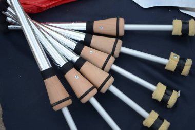 Quito, Ekvator - 28 Ocak 2016: Hokkabazlık meşaleler siyah arka plan üzerine