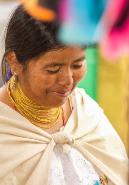 Otavalo, Ekvator - 17 Mayıs 2017: kamera için poz and geleneksel giyim ve kolye, kimliği belirsiz İspanyol yerli kadın, kapat