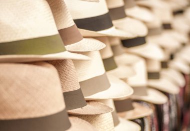 Otavalo, Ekvator - 17 Mayıs 2017: El yapımı Panama şapka zanaat Market Otavalo, Ekvator