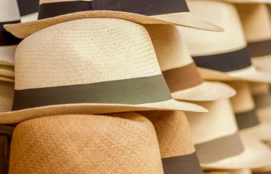 Otavalo, Ekvator - 17 Mayıs 2017: El yapımı Panama şapka zanaat Market Otavalo, Ekvator