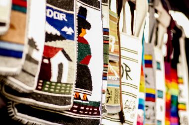 Otavalo, Ekvator - 17 Mayıs 2017: Güzel and geleneksel çanta Giyim Tekstil iplik ve dokuma yün, renkli kumaşlar arka planda elle