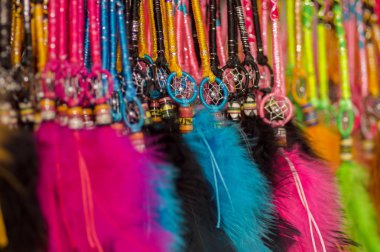 Otavalo, Ekvator - 17 Mayıs 2017: renkli Pazar arka planda Otavalo renkli bir catchdreamers, kapat