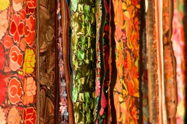 Otavalo, Ekvator - 17 Mayıs 2017: Güzel and geleneksel Giyim Tekstil iplik ve dokuma yün, renkli kumaşlar arka planda elle