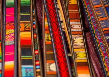 Otavalo, Ekvator - 17 Mayıs 2017: Güzel and geleneksel kemer Tekstil iplik ve dokuma yün, renkli kumaşlar arka planda elle
