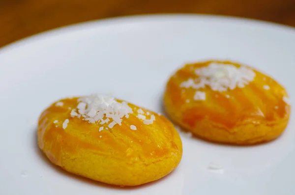 Köstliches türkisches Dessert sekerpare mit Kokosnusspulver — Stockfoto