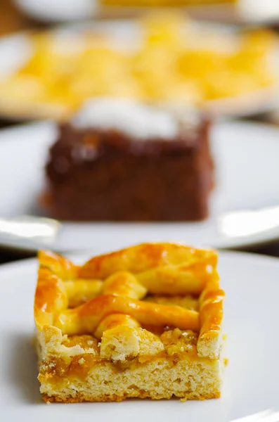 Вкусный домашний ананасовый торт поверх белой тарелки — стоковое фото