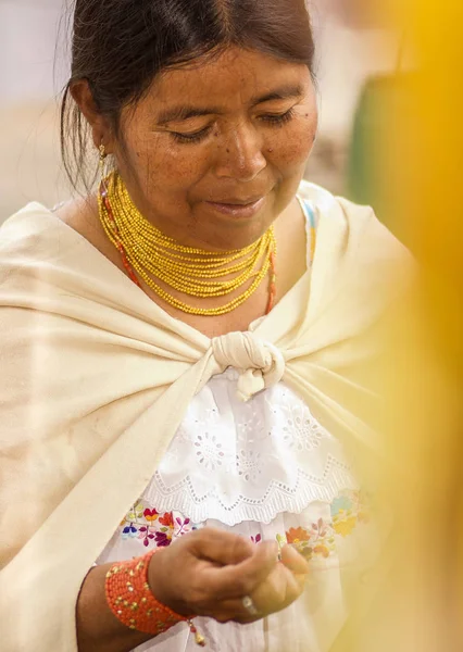 OTAVALO, ECUADOR - 17 MAGGIO 2017: Primo piano di una donna indigena ispanica non identificata che indossa abiti e collane tradizionali andine, in posa per la macchina fotografica — Foto Stock