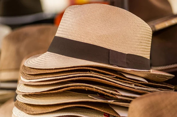 Otavalo, Ecuador - 17 maj 2017: Närbild av en handgjord Panama hattar på craft market i Otavalo, Ecuador — Stockfoto