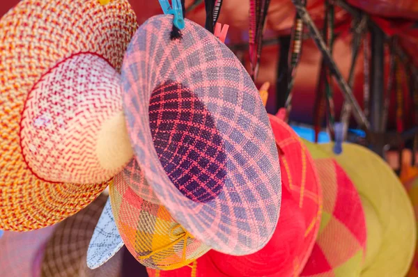 OTAVALO, ECUADOR - 17 DE MAYO DE 2017: Primer plano de sombreros de colores en venta en un mercado en Otavalo, fondo de sombreros de colores — Foto de Stock