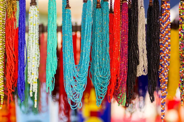 OTAVALO, ECUADOR - MAIO 17, 2017: Bonito andino tradicional vestuário e artesanato colar arte, fundo colar colorido — Fotografia de Stock