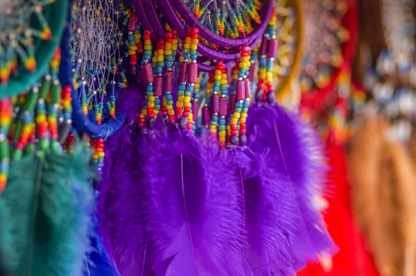 Otavalo, Ecuador - 17 maj 2017: Närbild av en lila catchdreamer, i färgglada marknaden bakgrunden i Otavalo — Stockfoto