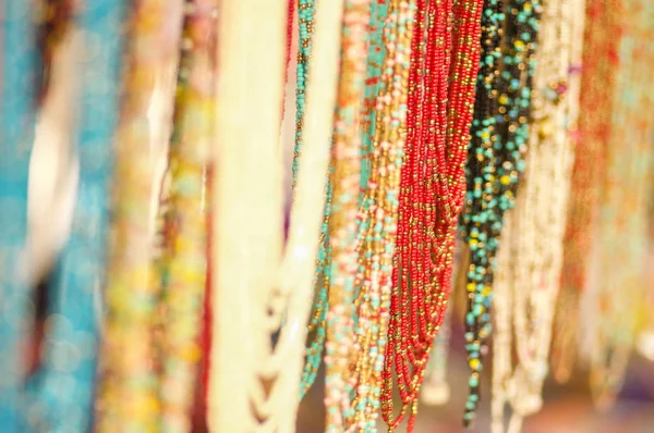 ОТАВАЛО, ЭКУАДОР - 17 мая 2017 года: Красивая традиционная одежда и ремесло ожерелье, красочный фон ожерелья — стоковое фото