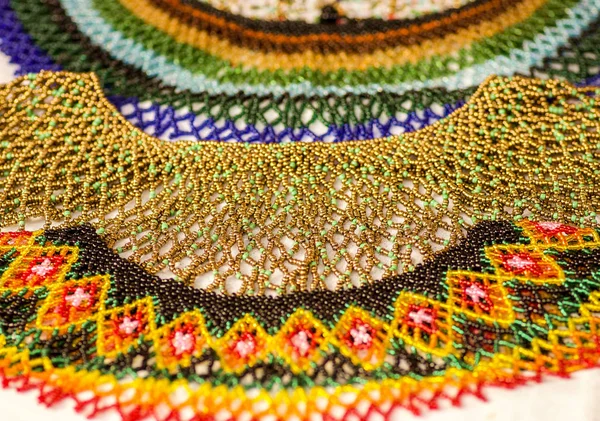 OTAVALO, ECUADOR - 17 MAGGIO 2017: Bellissimo filato tessile andino di abbigliamento tradizionale e tessuto a mano in lana, sfondo di tessuti colorati — Foto Stock