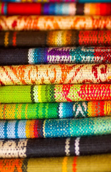 OTAVALO, ECUADOR - 17 DE MAYO DE 2017: Las típicas telas andinas que se venden en el mercado artesanal de Otavalo, Ecuador — Foto de Stock