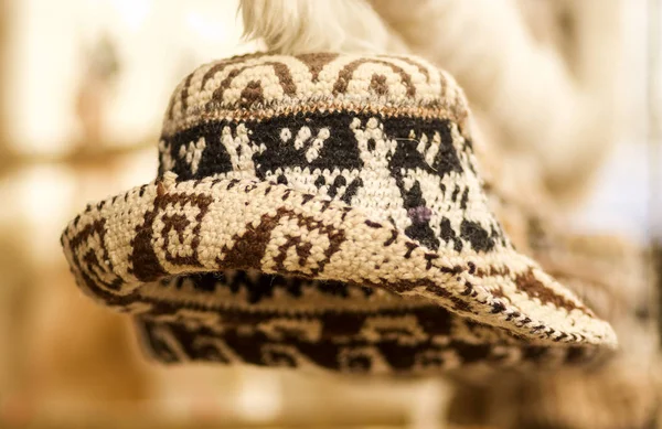 Otavalo, Ecuador - 17 mei 2017: Prachtige Andes traditionele hoed Textielgaren en geweven door hand in wol, in onscherpe achtergrond — Stockfoto