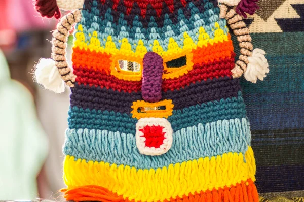 Otavalo, Ecuador - 17 mei 2017: Prachtige Andes traditionele hoed Textielgaren en geweven door hand in wol, meestal mensen gebruiken voor de diablada, kleurrijke stoffen achtergrond — Stockfoto