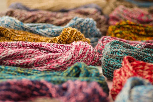 Otavalo, Ecuador - 17 mei 2017: Prachtige Andes traditionele sjaal kleding Textielgaren en geweven door hand in wol, kleurrijke stoffen achtergrond — Stockfoto