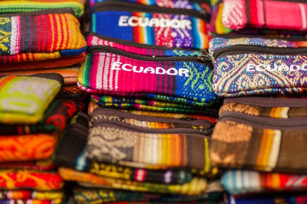 OTAVALO, ECUADOR - 17 DE MAYO DE 2017: Hermoso hilo textil andino tradicional de caja de lápiz y tejido a mano en lana, telas de colores de fondo — Foto de Stock