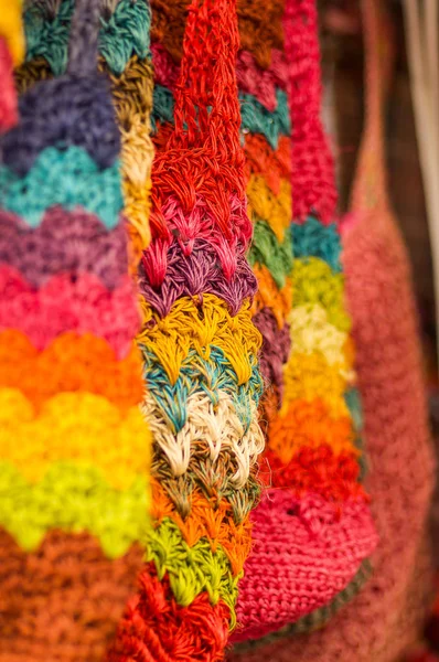 Otavalo, Ekvator - 17 Mayıs 2017: Güzel and geleneksel Giyim Tekstil iplik ve dokuma yün, renkli kumaşlar arka planda elle