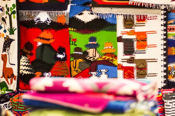 OTAVALO, ECUADOR - 17 DE MAYO DE 2017: Hermoso hilado textil tradicional andino y tejido a mano en lana, telas coloridas de fondo — Foto de Stock