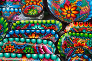 Otavalo, Ekvator - 17 Mayıs 2017: topraktan, renkli el sanatları arka plan yapılmış and geleneksel el sanatları