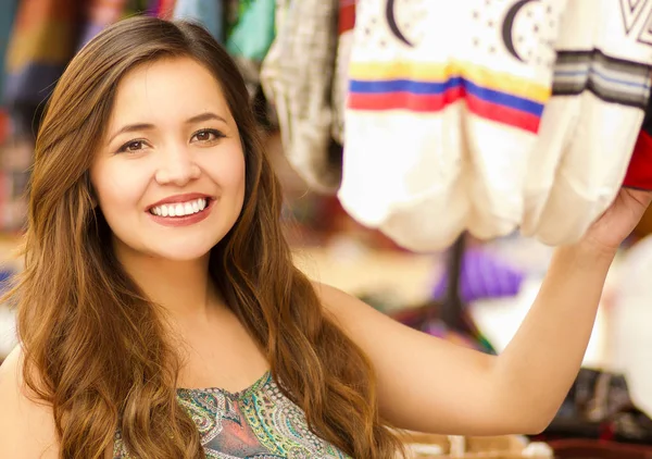 Close up van een mooie vrouw met dat een Andes traditionele handtas kleding textielgarens en geweven door hand in wol, kleurrijke stoffen achtergrond — Stockfoto