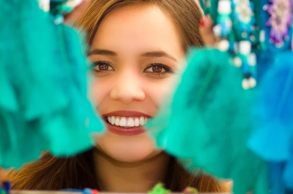 Close up de uma mulher sorridente escondendo-se atrás de um catchdreamer magenta, em fundo colorido mercado — Fotografia de Stock