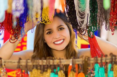 Arkasında bir geleneksel giyim ve el sanatları kolye sanatı, renkli kolye arka plan poz güzel beyaz kadın