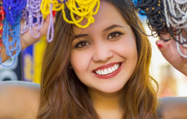 Hermosa mujer caucásica posando detrás de una ropa tradicional y artesanía collar arte, colorido collar fondo — Foto de Stock