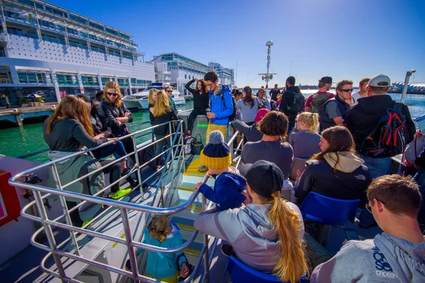 オークランド, ニュージーランド-2017 年 5 月 12 日: オークランドのウォーター フロントのスカイラインを見るクルーズで身元不明者は、オークランドは、世界最大のポリネシア都市ランギトト島への旅 — ストック写真