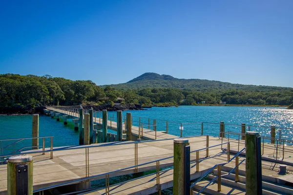 Muelle en la isla de Rangitoto, Golfo de Hauraki, Nueva Zelanda en un día soleado — Foto de Stock