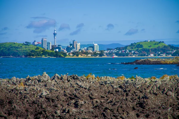 Auckland, neuseeland - 12. Mai 2017: Blick von der Insel rangitoto auf das Festland auckland — Stockfoto