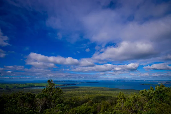 Kijk naar Rangitoto Island van North hoofd in een zonnige dag met een mooie blauwe hemel — Stockfoto