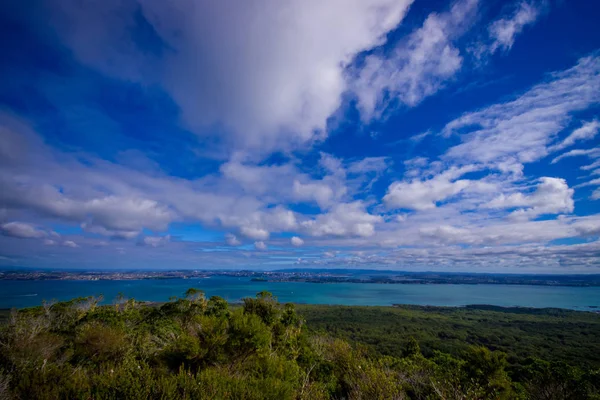 Vista a la isla de Rangitoto desde North Head en un día soleado con un hermoso cielo azul — Foto de Stock