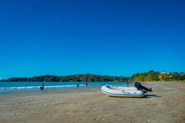 Auckland, Nowa Zelandia - 12 maja 2017: White Sand Beach na wyspie Waiheke Island, Nowa Zelandia, z piękne błękitne niebo w słoneczny dzień — Zdjęcie stockowe