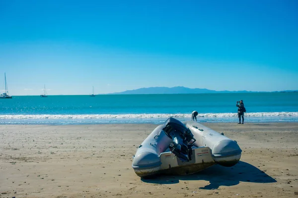 AUCKLAND, NUEVA ZELANDA - 12 DE MAYO DE 2017: White Sand Beach en Waiheke Island, Nueva Zelanda con un hermoso cielo azul en un día soleado — Foto de Stock